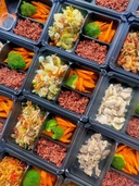 Thumbnail 3 of Matapat กล่องใส่อาหาร (L-31 ราคาประหยัด) สีดำ ฝาใส 3 ช่อง 750 ml กล่องพลาสติก เดลิเวอรี่ FoodGrade เข้าไมโครเวฟได้ (แพค 25 ชิ้น)