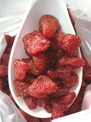 Thumbnail 2 of พรทิพย์ พรีเมี่ยม สตรอว์เบอร์รี่อบแห้ง 150 กรัม x 3