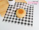 Thumbnail 1 of Boxjourney กระดาษไขรองเบเกอรี่ 10x 10 นิ้ว ลาย สก็อต สีดำ (100 ใบ/แพค)
